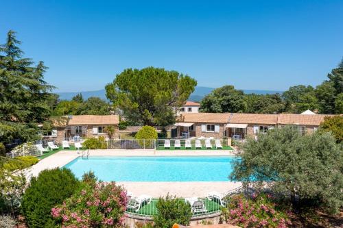 - une piscine dans un complexe avec des chaises et des arbres dans l'établissement Bright T3 cottage in secure domain, à La Roque-sur-Pernes