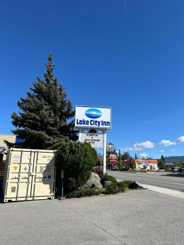 a sign for a lake city inn next to a street at Lakecity Inn in Penticton