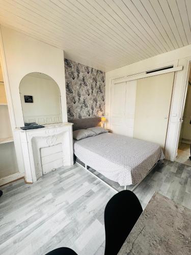 une petite chambre avec un lit et un miroir dans l'établissement BELVEDERE sweet appart 1 room, à Paris