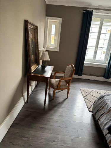 a bedroom with a desk and a chair and a bed at Appartement 3 chambres 6 personnes in Sedan