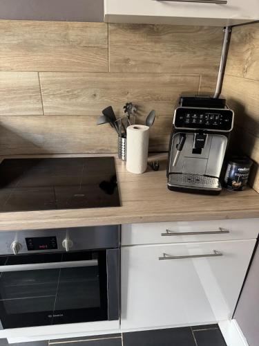 a kitchen with a microwave and a toaster oven at Appartement 3 chambres 6 personnes in Sedan