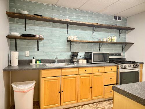 una cocina con fregadero y microondas en Downtown Stunning City View Onsite PARKING LM1102, en Atlanta