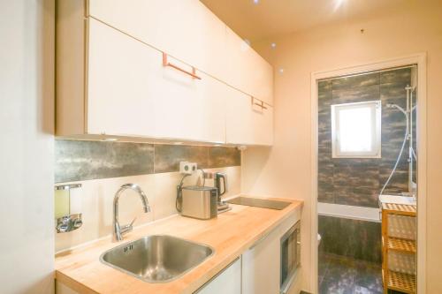 une cuisine avec un évier et un plan de travail dans l'établissement Eiffel Tower & Invalides - Cosy Quiet Appartement, à Paris