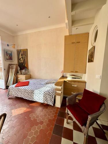une chambre avec un lit, un bureau et une chaise dans l'établissement Studio-type loft au cœur de Roquebrune, à Roquebrune-Cap-Martin