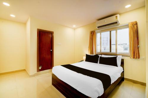 Una cama o camas en una habitación de Super Townhouse De Alphabet Hotel - Gandimaissamma