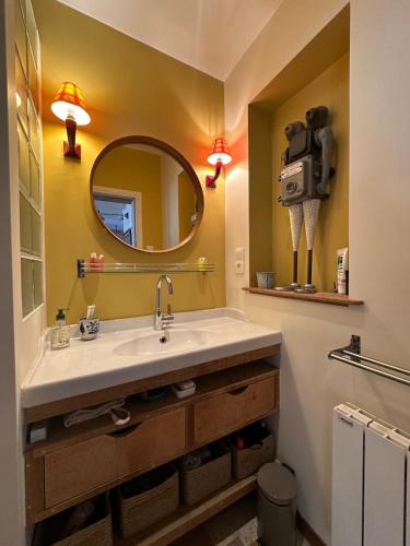 La salle de bains est pourvue d'un lavabo, d'un miroir et d'une télévision. dans l'établissement Studio-type loft au cœur de Roquebrune, à Roquebrune-Cap-Martin