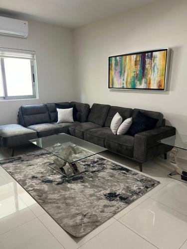 a living room with a couch and a glass table at QA Departamento de lujo en primer piso en Quintas in Culiacán