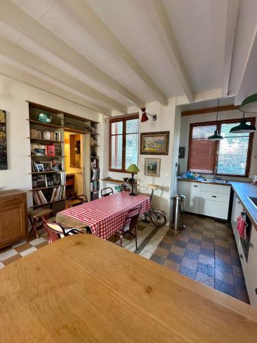 un salon avec une table et une cuisine dans l'établissement Studio-type loft au cœur de Roquebrune, à Roquebrune-Cap-Martin