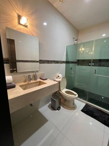 a bathroom with a sink and a toilet and a shower at QA Departamento de lujo en primer piso en Quintas in Culiacán