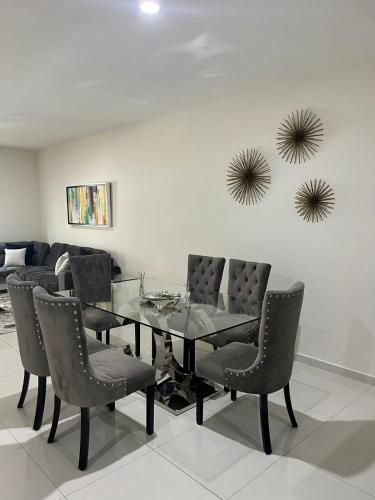 a dining room with a glass table and chairs at QA Departamento de lujo en primer piso en Quintas in Culiacán