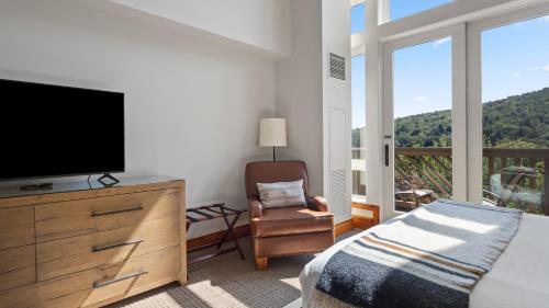 TV a/nebo společenská místnost v ubytování 1535 Guest Room Spruce Peak Lodge at Stowe Mt Resort Sleeps 4