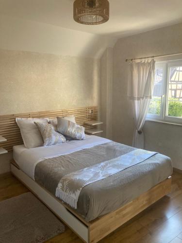un grand lit dans une chambre avec une fenêtre dans l'établissement Le linele, à Handschuheim