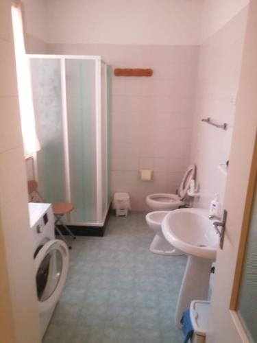 a bathroom with two toilets and two sinks at casa vacanza Noctua in Galatina