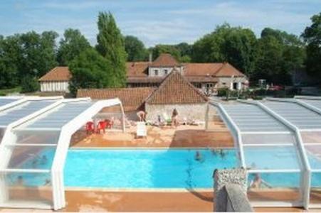 una gran piscina en una casa en LOGIS - Auberge Du Colombier en Guînes