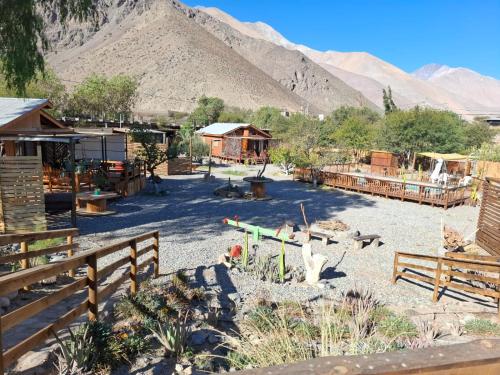 a zoo with a mountain in the background at Casa Refugio en Rivadavia in Vicuña