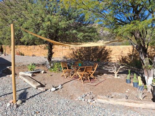 a garden with chairs and a table and a fence at Casa Refugio en Rivadavia in Vicuña