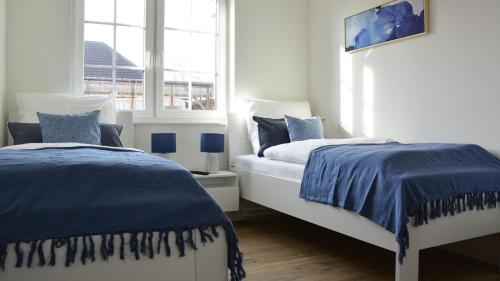a bedroom with two beds and a window at Nordseekrabbe F1 in Butjadingen OT Tossens