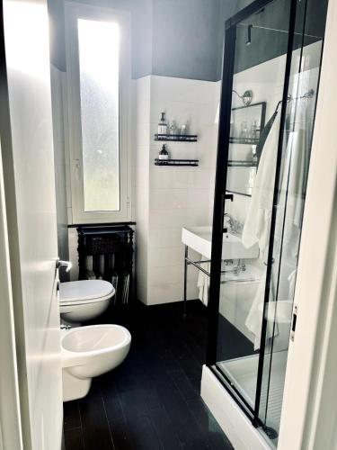 bagno con 2 servizi igienici e doccia in vetro di Quinto between comfort and design a Genova