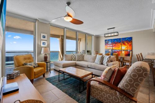 una sala de estar con un sofá y una mesa en Beach Club Resort & Spa Unit 1502, en Pensacola Beach