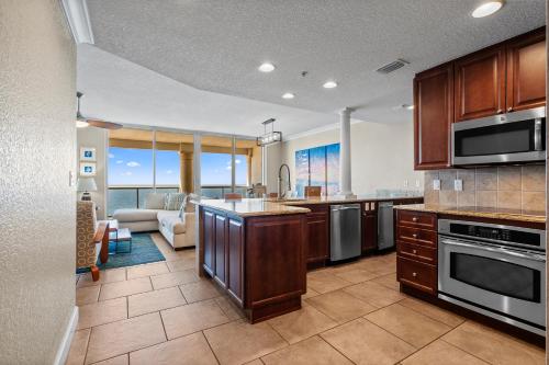cocina grande con vistas a la sala de estar en Beach Club Resort & Spa Unit 1502, en Pensacola Beach