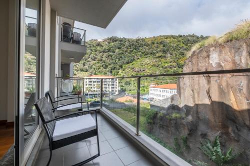 Un balcón con vista a la montaña en Wings Apartment CE by GALMI, en Santa Cruz