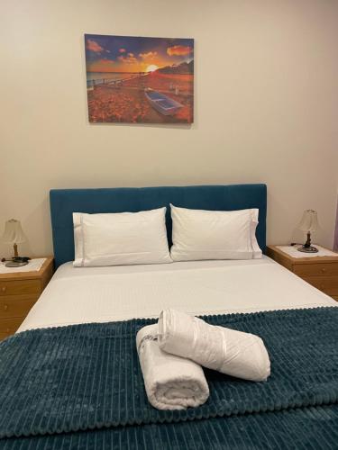 A bed or beds in a room at LEONORA’S APARTMENT
