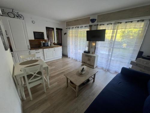 un salon avec un canapé et une table dans l'établissement Beau 2 pièces avec jardin, à Gorbio