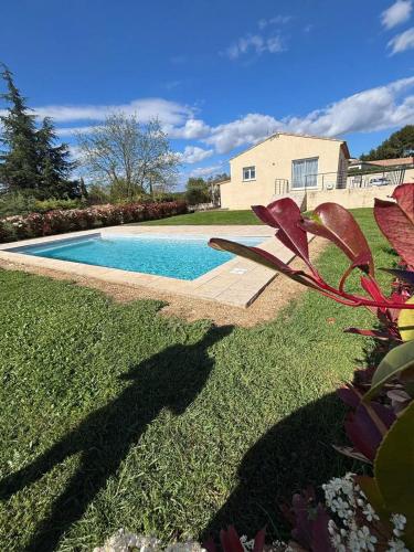 une piscine au milieu d'une cour dans l'établissement Villa familiale avec piscine à Flaux, 125 m²_2, à Flaux