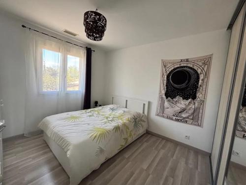 une chambre blanche avec un lit et une fenêtre dans l'établissement Villa familiale avec piscine à Flaux, 125 m²_2, à Flaux