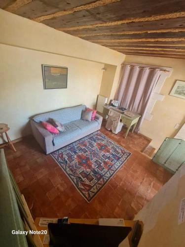 un salon avec un canapé et une table dans l'établissement Maison spacieuse à Villeneuve-lès-Avignon avec terrasse_2, à Villeneuve-lès-Avignon