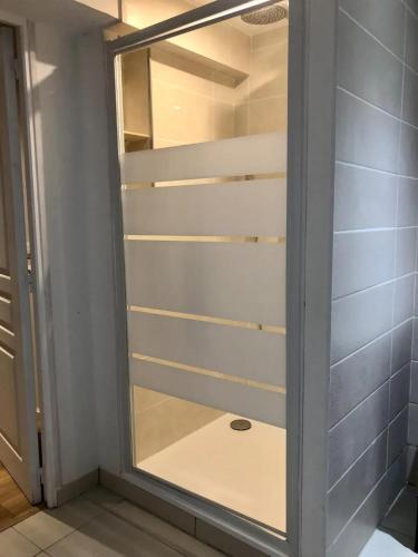 une porte en verre d'un dressing dans l'établissement Appartement cosy à Labruguière - 60 m² avec parking_2, à Labruguière