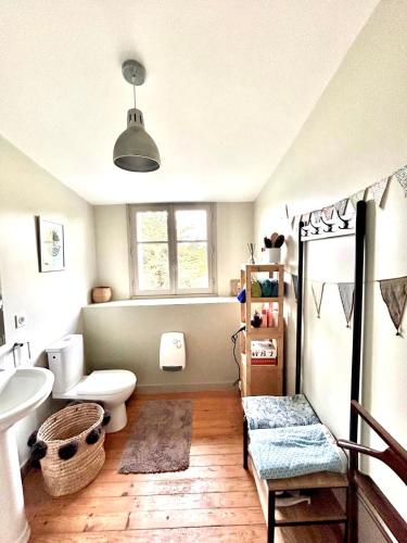 une salle de bain avec toilettes et lavabo dans l'établissement Agréable maison, au Dossen, à 2 pas de la plage, à Santec