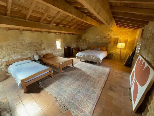 - une chambre avec 2 lits et un tapis dans l'établissement Villa familiale avec piscine privée à Bourdic_2, à Bourdic