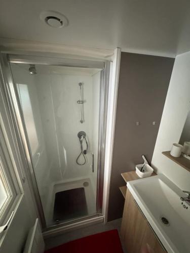 une salle de bain avec douche et lavabo dans l'établissement Bungalow familial à Saint-Brevin-les-Pins avec piscine partagée_2, à Saint-Brévin-les-Pins