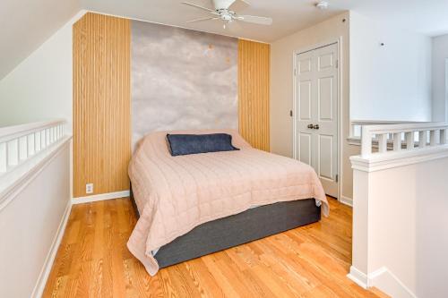 诺维奇1 Mi to Mohegan Sun Studio with Pool Access的卧室里有一张床，墙上挂着一幅画