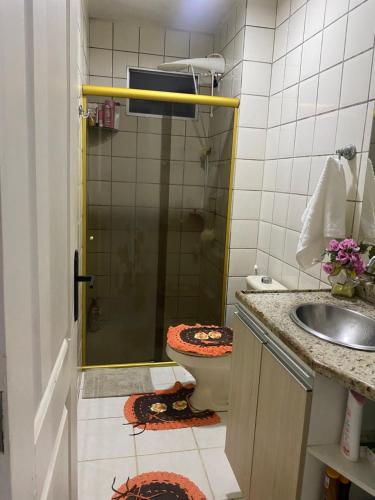 Un baño con ducha, inodoro y lavabo. en Apartamento para Cop30, en Ananindeua