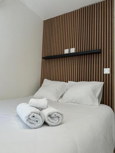 un lit avec deux serviettes dessus dans l'établissement Appartement T2 rénové climatisé, à Mandelieu-la-Napoule