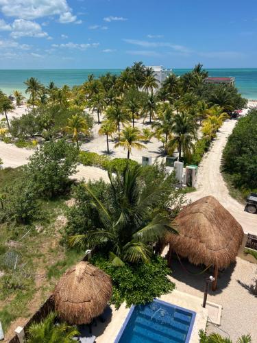 eine Luftaufnahme eines Resorts mit Swimmingpool und Strand in der Unterkunft Atenea Holbox in Holbox