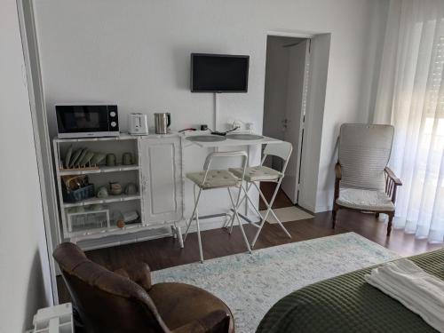 TV a/nebo společenská místnost v ubytování Beach Avenue Suite