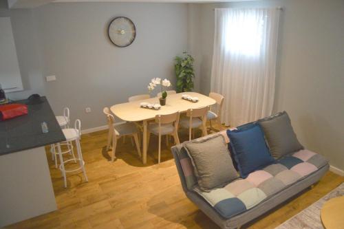 a living room with a couch and a dining room table at Casa da Tecas in Vila Nova de Gaia