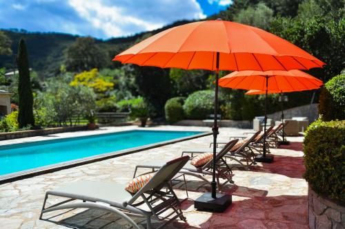 - une rangée de chaises avec parasols à côté de la piscine dans l'établissement Villa 6 personnes avec piscine partagée, à Conca