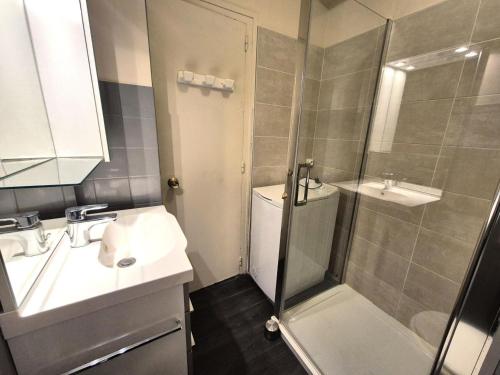 La petite salle de bains est pourvue d'une douche et d'un lavabo. dans l'établissement Residence Victoria - Studio dans quartier calme ! MAE-7004, à Aix-les-Bains