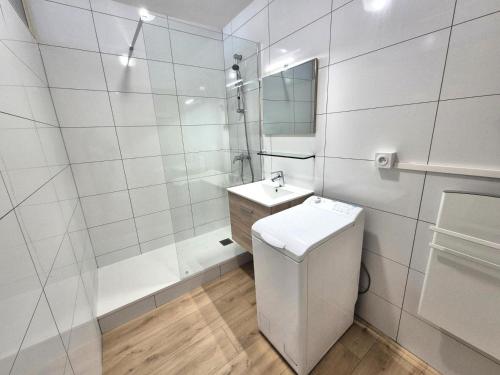 une salle de bain blanche avec des toilettes et un lavabo dans l'établissement Résidence Le Juturna - Studio à proximité du centre ville et des Thermes d'Aix-les-Bains ! MAE-7054, à Aix-les-Bains