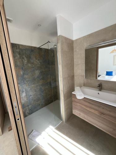 une salle de bain avec une douche, un lavabo et une baignoire dans l'établissement Villa les Camphriers, à Grimaud