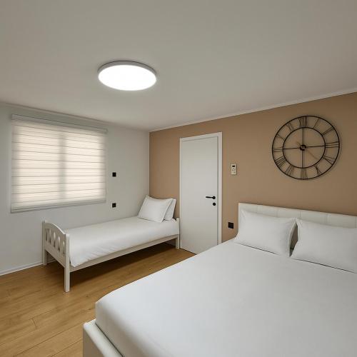 Una cama o camas en una habitación de Apartmani Una Igalo