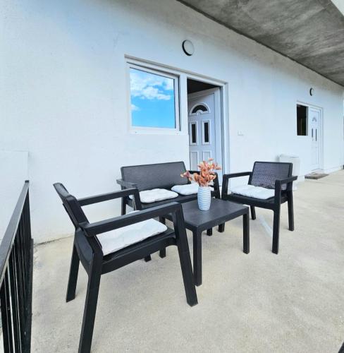 Un balcón o terraza en Apartmani Una Igalo