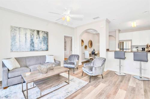 Χώρος καθιστικού στο Stunning 3BR Near Disney - Pool and Hot Tub!