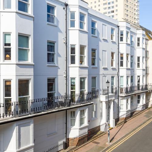Beautiful 2 Bed property with parking by the sea photo 7