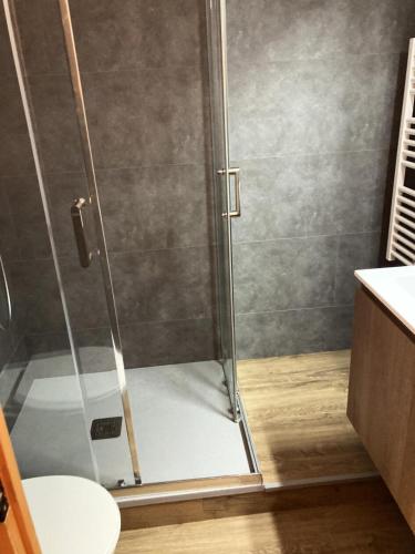 une douche avec une porte vitrée dans une salle de bain dans l'établissement Résidence Grand Arbois - Studio 4 personnes centre station MAE-6134, à Arc 1800