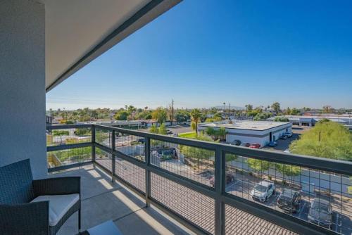 a balcony with a view of a parking lot at Stylish 1BD - Balcony, Pool, Gym, W-D - Sleeps 4 in Tempe